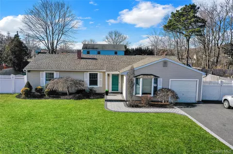 92 Bellwood Ave, South Setauket, NY 11720