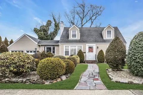 26 Bayview Ave, Massapequa, NY 11758