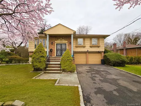 112 Crescent Dr, North Hempstead, NY 11507