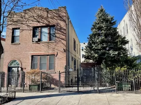 50-44 39th St, New York, NY 11104