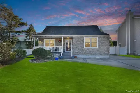 24 Arlyn Dr E, Massapequa, NY 11758