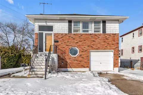 26 Lancaster Rd, Island Park, NY 11558