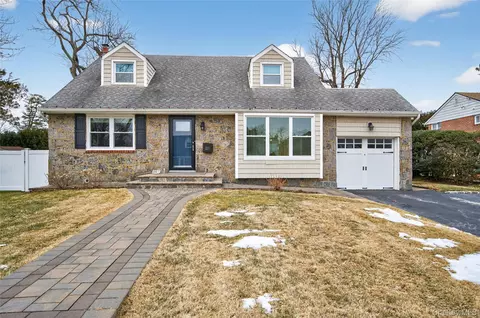 867 Duncan Dr, North Hempstead, NY 11590