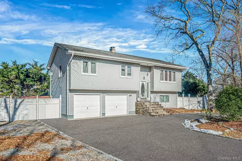 299 Seminole St, Ronkonkoma, NY 11779