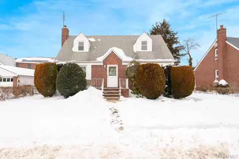2 Parkview Pl, Elmont, NY 11003