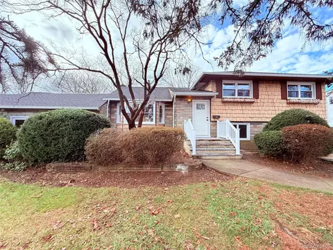 528 Canary Pl, North Babylon, NY 11703