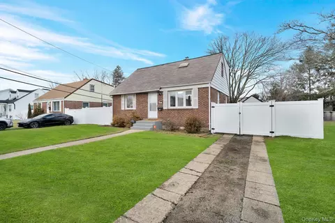 37 9th St, Hicksville, NY 11801