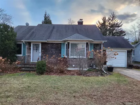 53 Riverside Dr, Riverhead, NY 11901