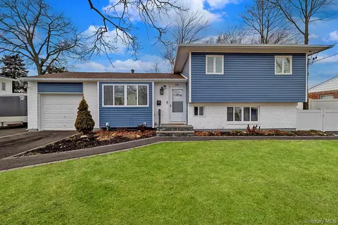 312 W 20th St, Deer Park, NY 11729