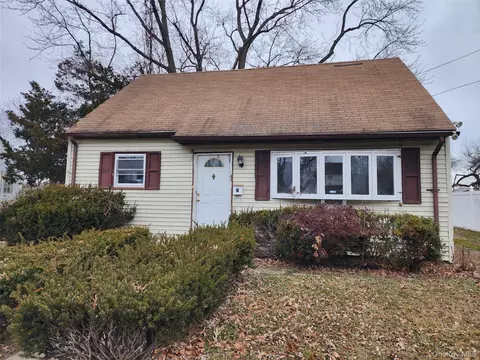 33 Parkway Blvd, Wyandanch, NY 11798