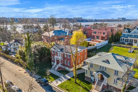 233-17 38th Dr, Douglaston, NY 11363