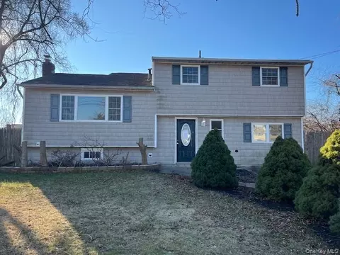 18 Lark Dr, Centereach, NY 11720