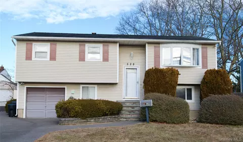 528 14th St, West Babylon, NY 11704