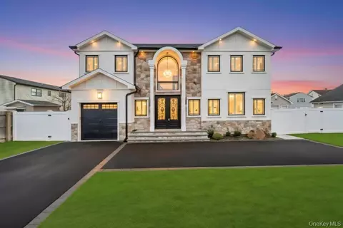 185 9th St, Hicksville, NY 11801