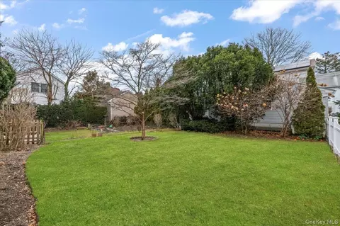 13 Elm St, North Hempstead, NY 11548