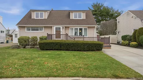 47 Vincent Rd, Hicksville, NY 11801