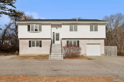 129 E Woodside Ave, Patchogue, NY 11772