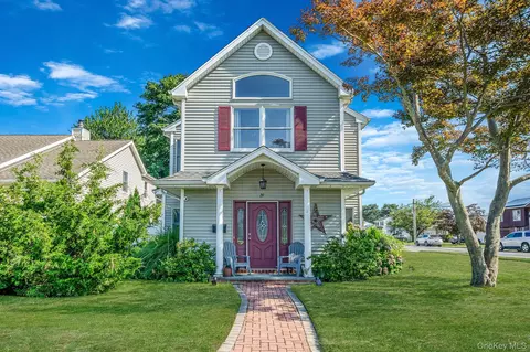 29 North Plz, Amity Harbor, NY 11701