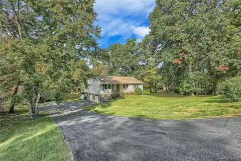 16 Hamilton Dr, East Fishkill, NY 12533