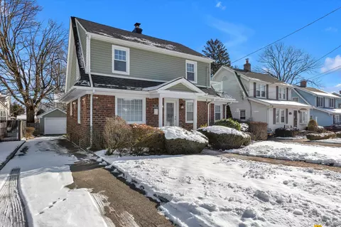 246 Wellington Rd, North Hempstead, NY 11501
