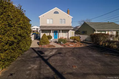 15 Roneck Ct, Shirley, NY 11967