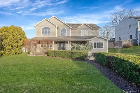 39 13th Ave, Ronkonkoma, NY 11779