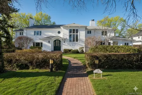 19 Amherst Rd, North Hempstead, NY 11021