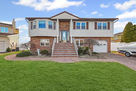 4068 Darby Ln, Seaford, NY 11783