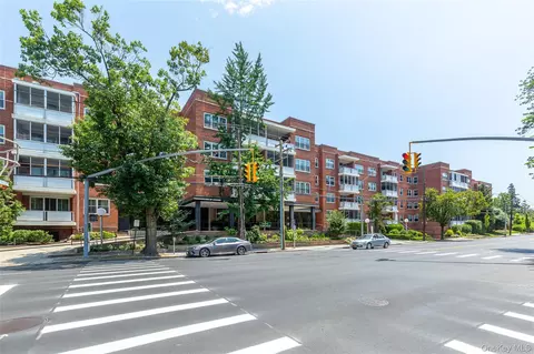 1 Kensington Gate #302, North Hempstead, NY 11021