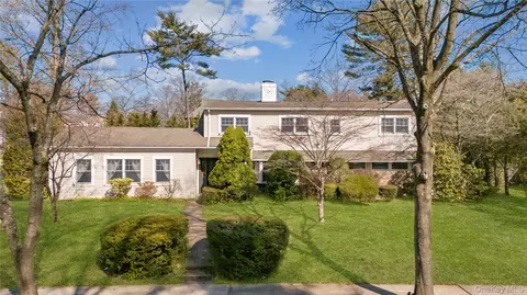 19 Strawberry Ln, North Hempstead, NY 11577