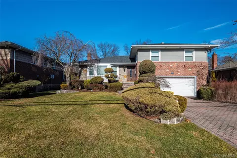 97 Gilmar Ln, North Hempstead, NY 11577