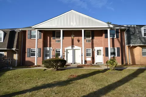 25 Glen Hollow Dr #H-23, Holtsville, NY 11742