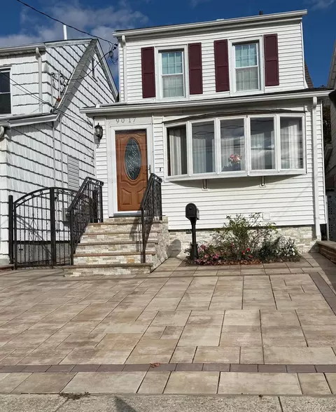 90-17 207th St, New York, NY 11428
