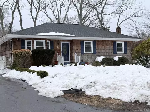 23 Gray Ave, Medford, NY 11763