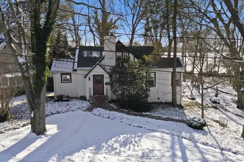 11 Muriel Rd, North Hempstead, NY 11050