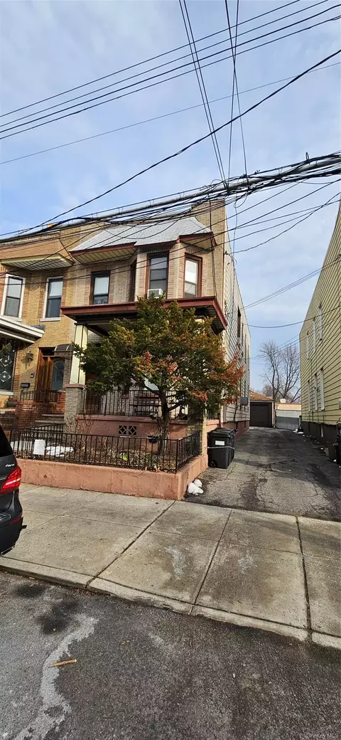 68-09 79 St, Middle Village, NY 11379