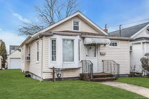 949 N 7th St, North Hempstead, NY 11040