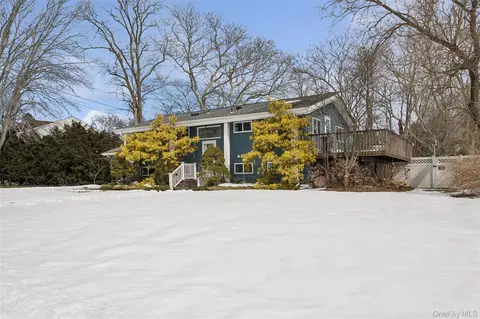 21 Amboy Rd, Oakdale, NY 11769