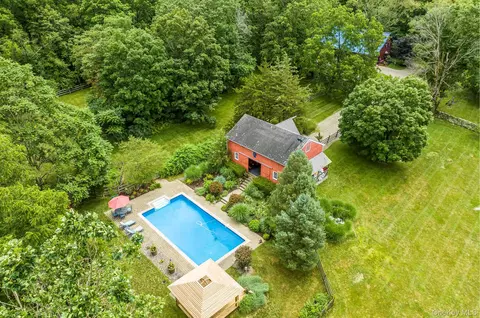 101 Drake Rd, Pleasant Valley, NY 12569
