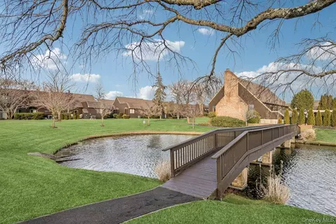 4 Southgate Cir, Massapequa Park, NY 11762