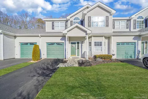 115 Willow Wood Dr, Oakdale, NY 11769