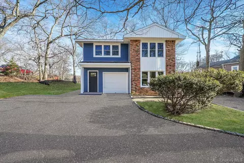 95 Berkshire Dr, Farmingville, NY 11738