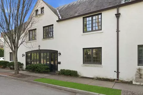 40 Franklin Ct, Garden City, NY 11530