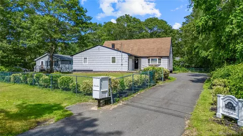188 W End Ave, Shirley, NY 11967