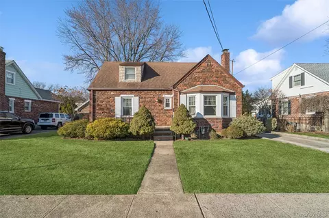 41 Goldenrod Ave, Franklin Square, NY 11010