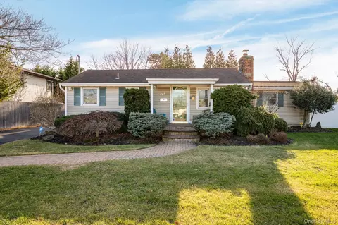 245 53rd St, Lindenhurst, NY 11757