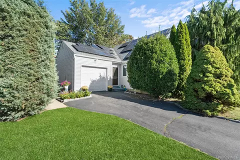 27 Gaylore Dr S, Amityville, NY 11701