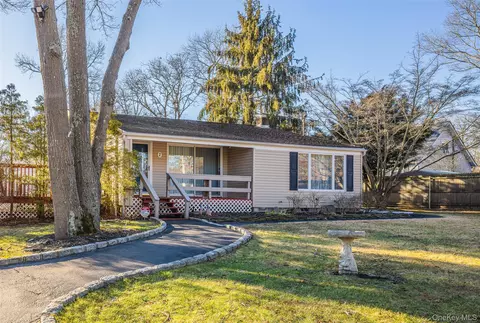 2 Fenwick St, Mastic, NY 11950