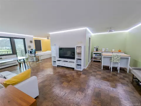 100 E Hartsdale Ave #4JE, Hartsdale, NY 10530