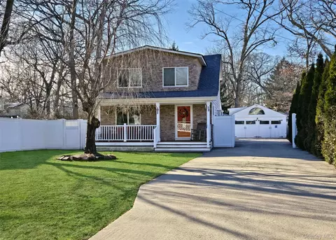 58 N Evergreen Dr, Selden, NY 11784